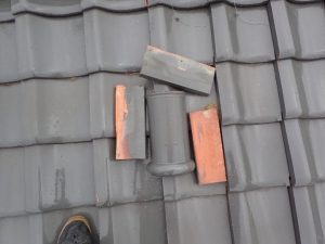 破損した棟瓦の一部