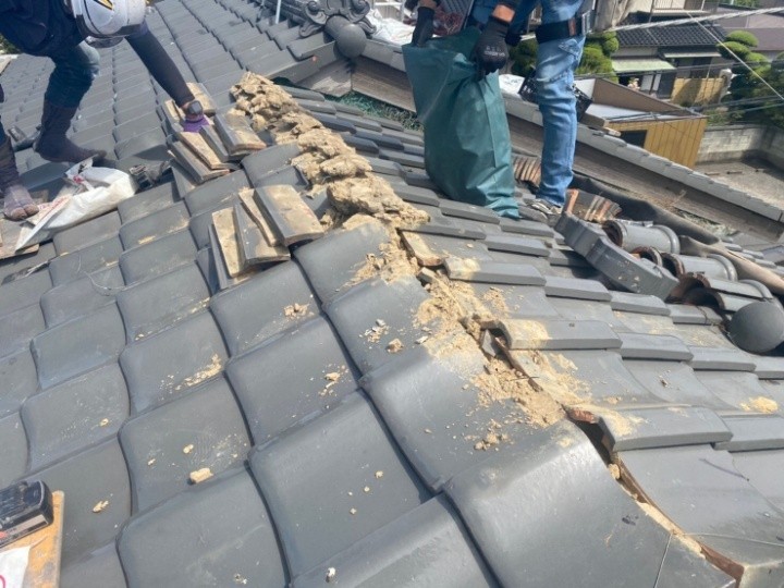 既存の棟瓦を取り外し