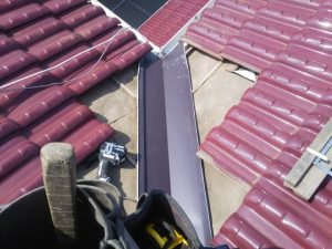 谷板金の交換作業後の状態