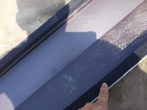 カラーステン板金で加工した谷板金を使用