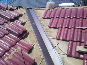 谷板金交換工事の施工風景