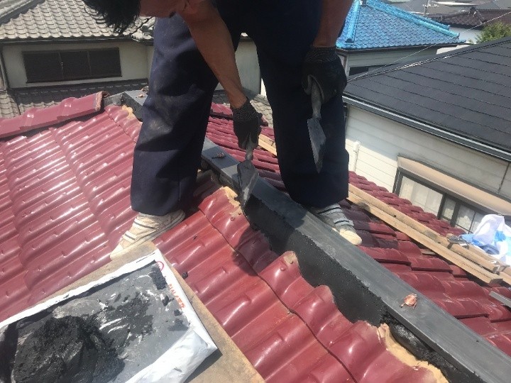 漆喰の塗布作業