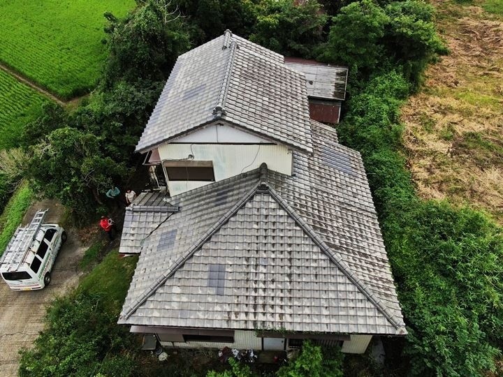 瓦屋根の補修工事が完工した状態（ドローン撮影）