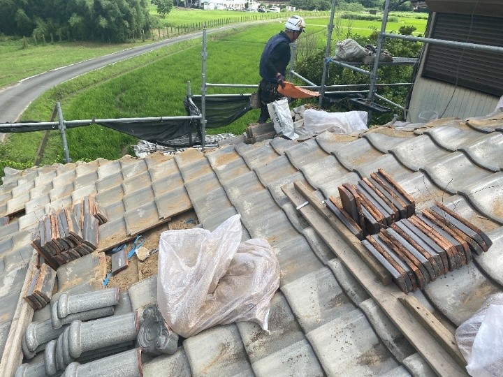 撤去した瓦を移動