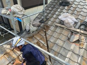 破損した瓦を撤去する作業風景