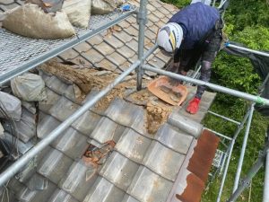 破損した瓦を撤去