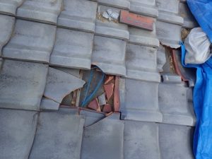 台風で瓦が破損した状態