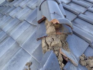 台風被害を受けて破損した瓦