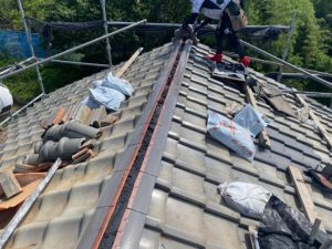 棟瓦の取り直し工事の施工風景