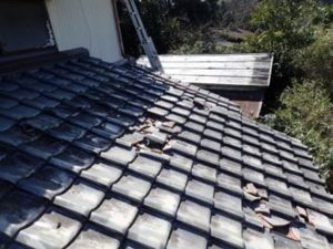 瓦の差し替え工事の施工風景