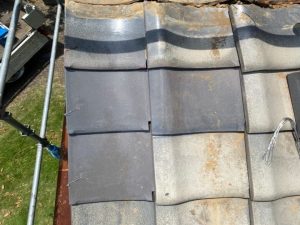 瓦の差し替え工事を実施