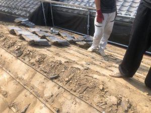 瓦の撤去作業