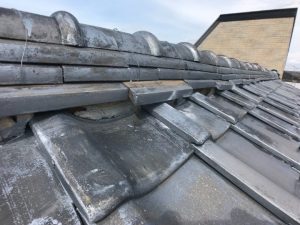 棟瓦の崩れを点検調査