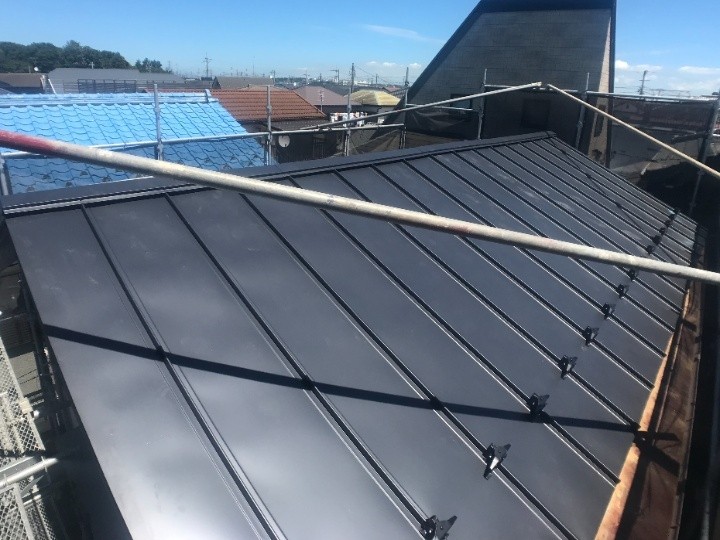 屋根葺き替え工事が完工した屋根の外観
