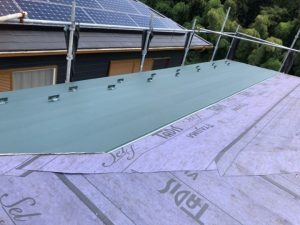 「スーパーガルテクト」を敷設する作業風景