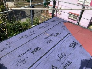 防水紙（ルーフィング）を敷設