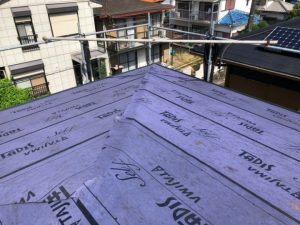 防水紙（ルーフィング）を敷設した後の屋根