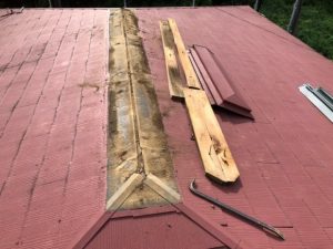 既存の棟板金を撤去する作業工程