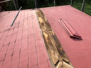 既存の棟板金を撤去