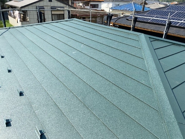 スーパーガルテクトを用いたカバー工事が完工した屋根の状態