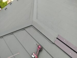棟板金交換工事の作業風景