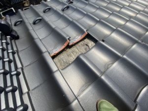 屋根の瓦が破損している状態