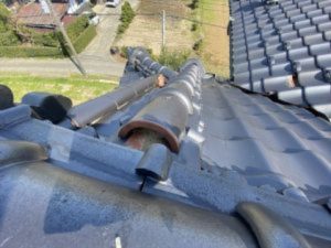 台風で破損した棟瓦を点検調査