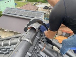 瓦の積み直し作業する施工風景