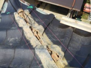 既存の瓦を一度取り外して清掃作業