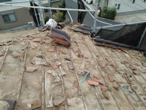 既存の瓦を撤去する作業風景