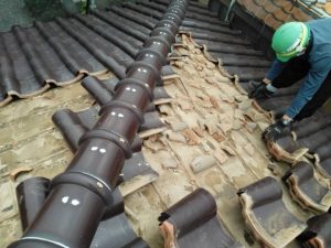 既存の瓦を撤去