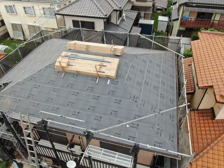 防水紙（アスファルトルーフィング）を敷設後の屋根