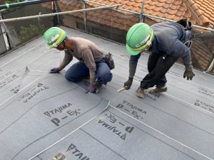 防水紙（アスファルトルーフィング）を敷設