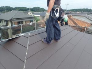 棟板金の取り付け作業