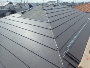 屋根材アイジー工業スーパーガルテクトの敷設が最終段階の状態
