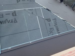 屋根材「アイジー工業スーパーガルテクト」を敷設する作業工程