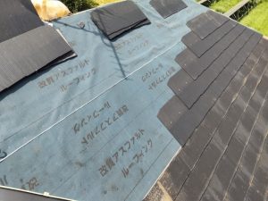 コロニアル瓦を敷設する作業風景