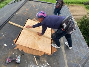 屋根下地を設置する作業工程