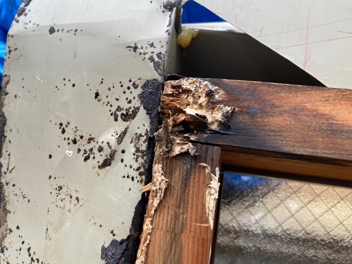 天窓の腐食した木材