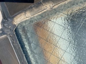 劣化している天窓周辺のコーキング