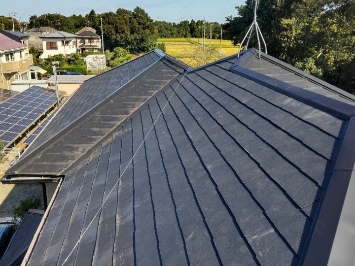 屋根の天窓を撤去し新たにコロニアル瓦を設置