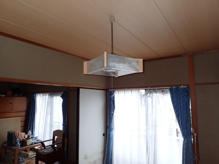 雨染みした天井の交換工事が完工した室内