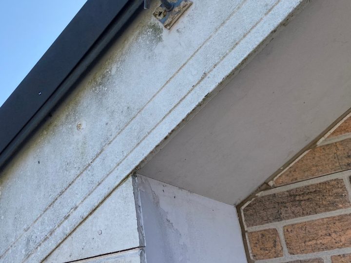 劣化している破風板