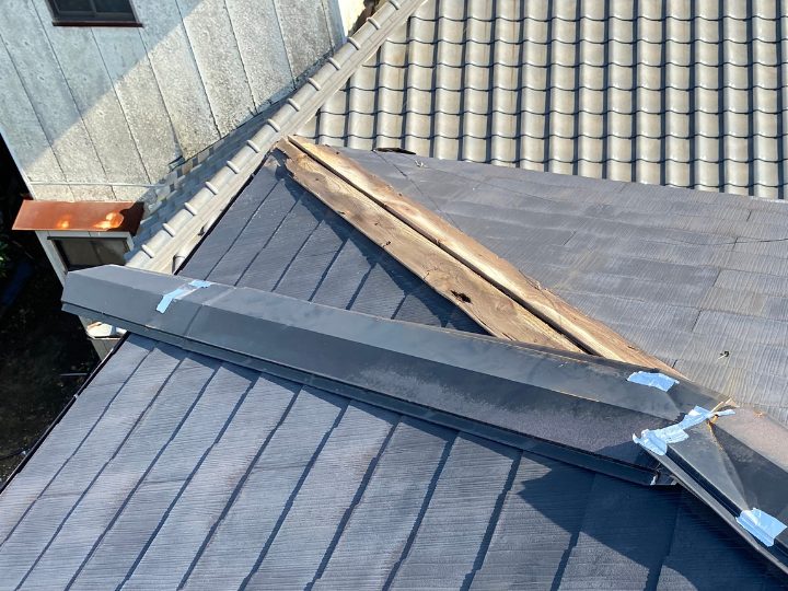 飛散しかけているスレート屋根