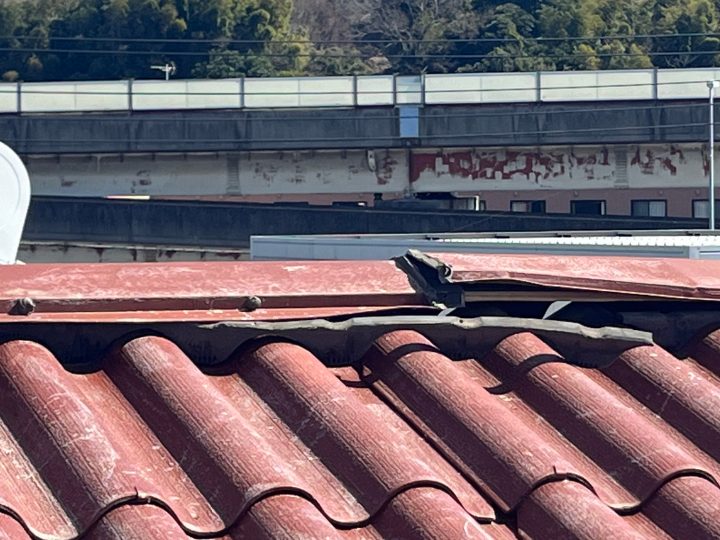 異常が生じている棟板金