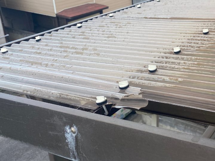 破損した波板ポリカ屋根