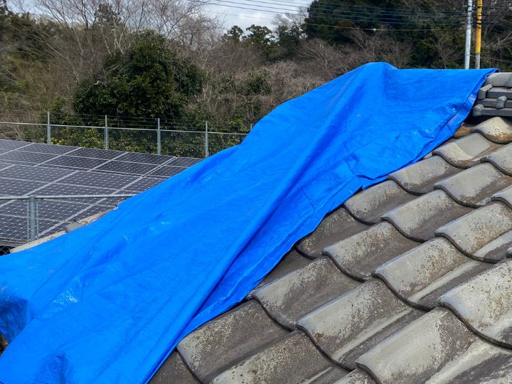 ブルーシートが被せられた瓦屋根