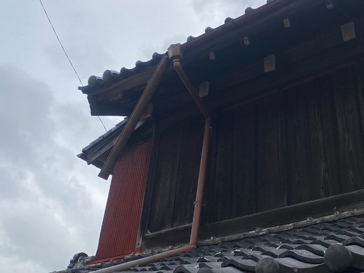 強風被害を受けた雨樋