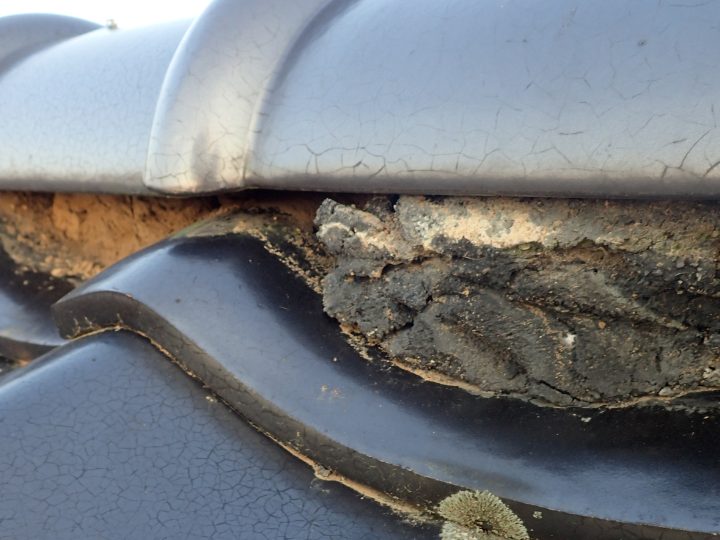 劣化してボロボロになっている漆喰