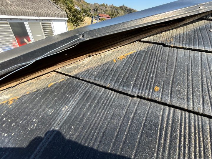 強風により外れてしまった板金